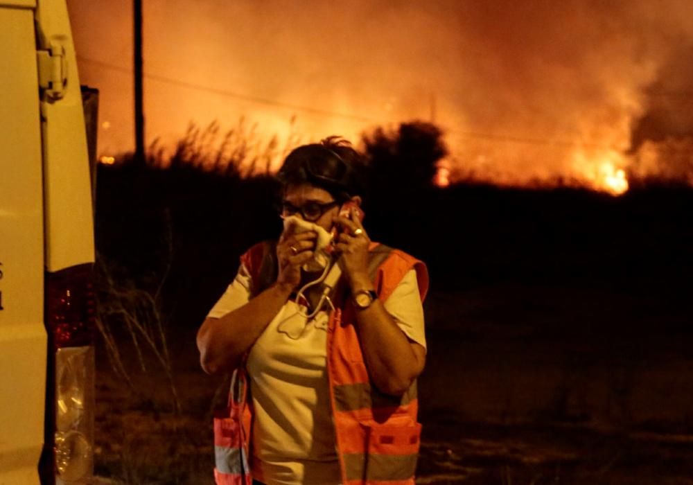 Desalojan a centenares de personas en Xàbia por un incendio que avanza sin control