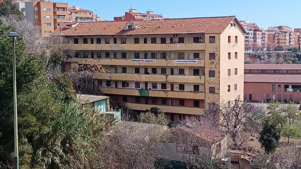 Imagen del edificio de Esplugues de Llobregat conocido como 'El Barco'