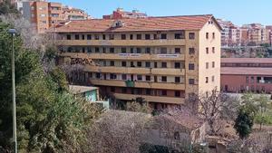 Imagen del edificio de Esplugues de Llobregat conocido como El Barco