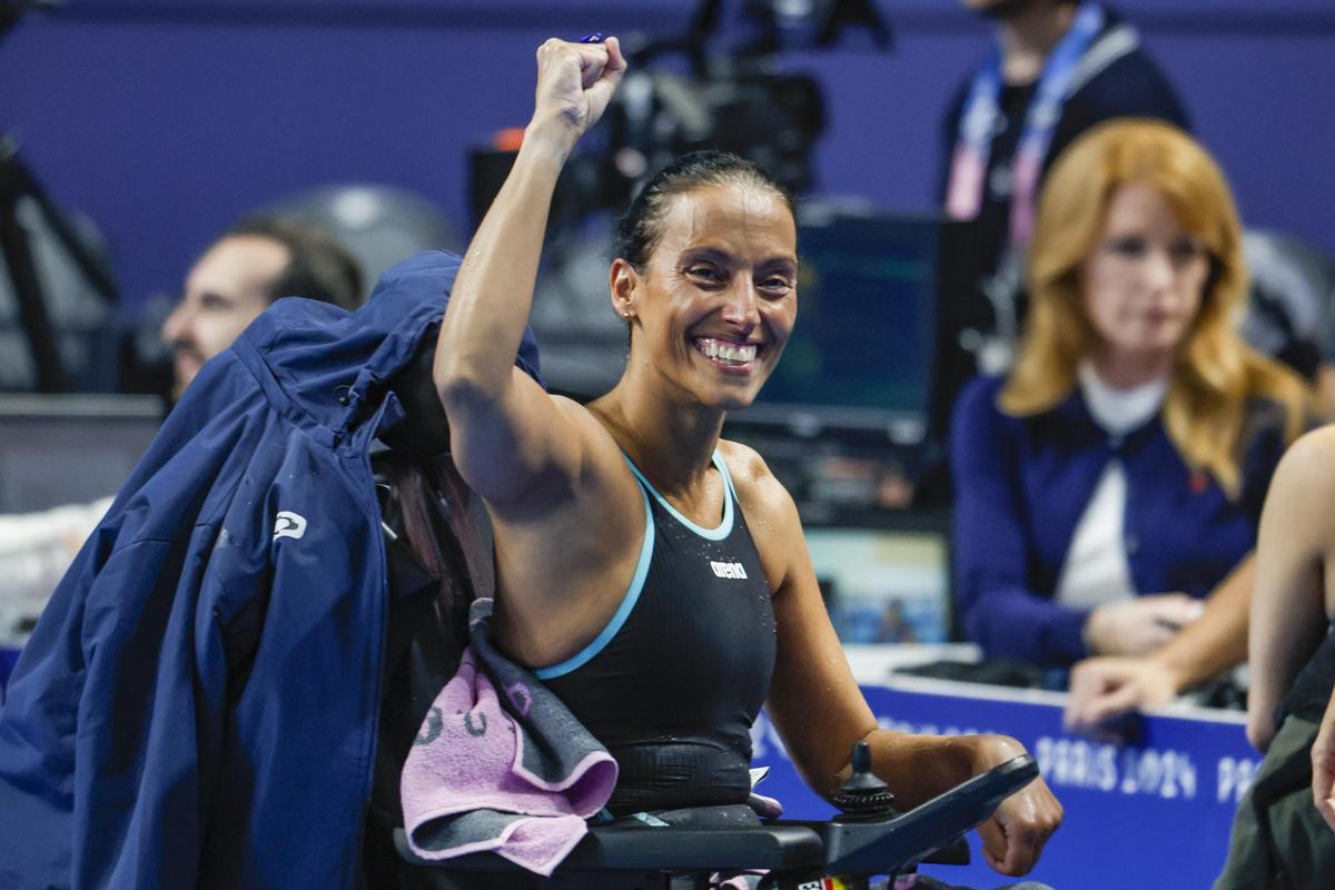 La nadadora española Teresa Perales saluda tras conseguir el bronce en la final de 50 metros espalda S2 Femenino de los Juegos Paralímpicos París