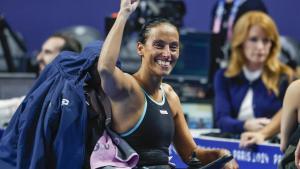 La nadadora española Teresa Perales saluda tras conseguir el bronce en la final de 50 metros espalda S2 Femenino de los Juegos Paralímpicos París