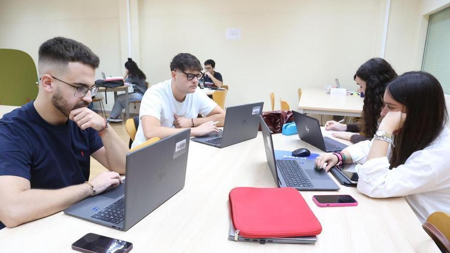 Salas de estudio abiertas hasta el amanecer: UMU y UPCT amplían horarios para preparar los exámenes
