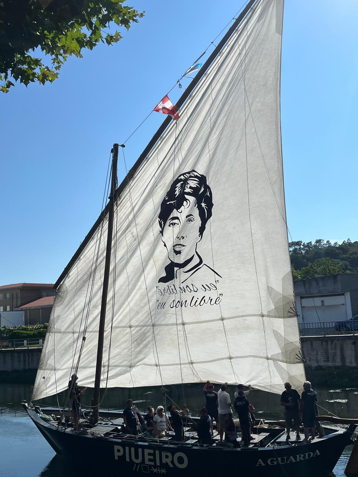 Unha das embarcacións participantes, con Rosalía por bandeira na súa vela.