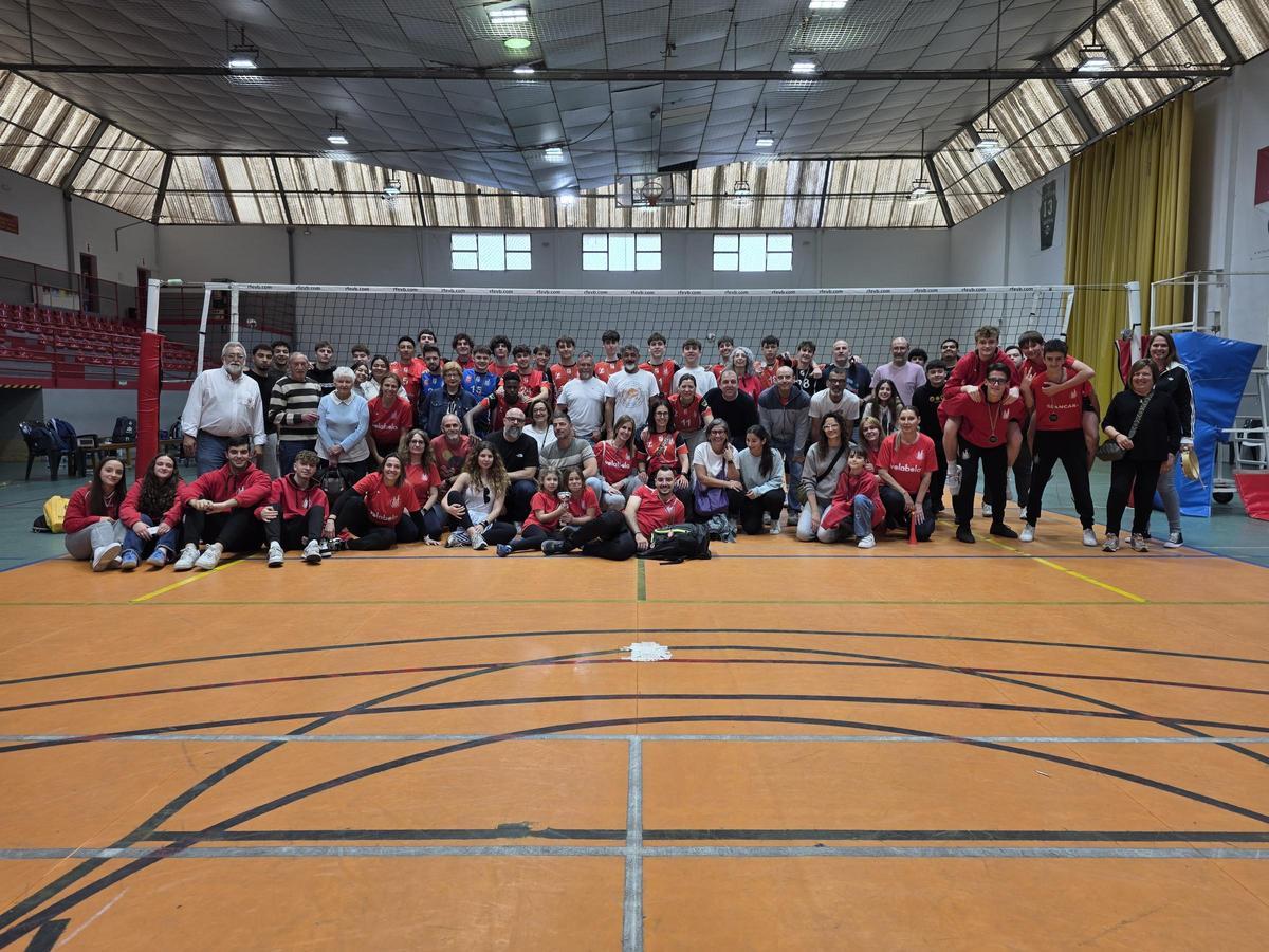 Jugadores del equipo Junior de Xàtiva tras conseguir el subcampeonato en la Final Autonómica.