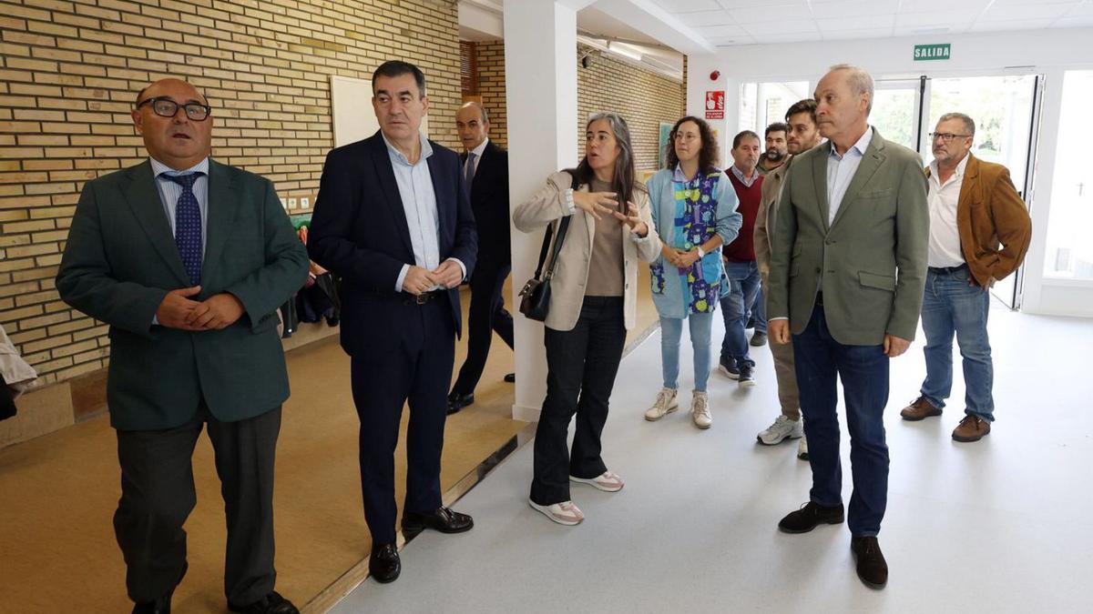 El conselleiro de Educación, Román Rodríguez, visitó el centro este viernes.