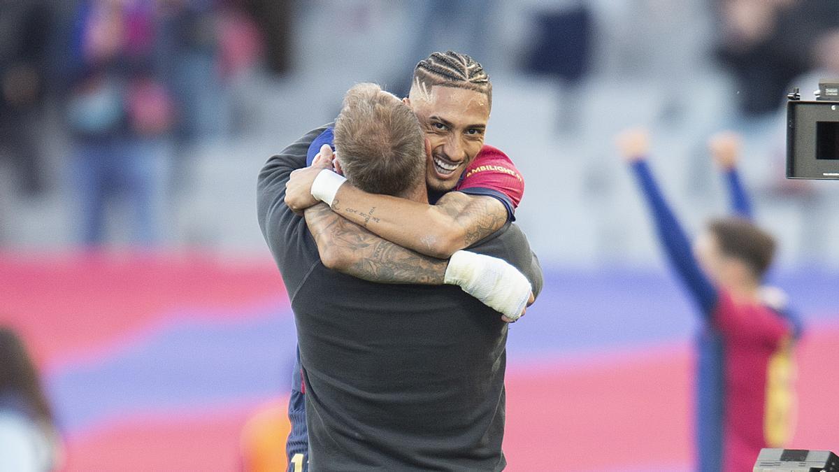 Raphinha abraza al técnico del Barcelona, Hansi Flick.