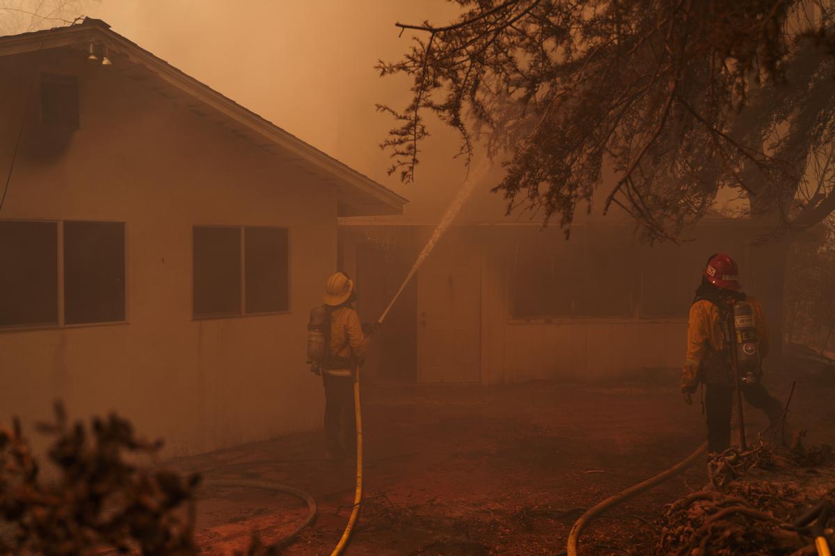 Lucha sin tregua contra el fuego en Hemet (California)