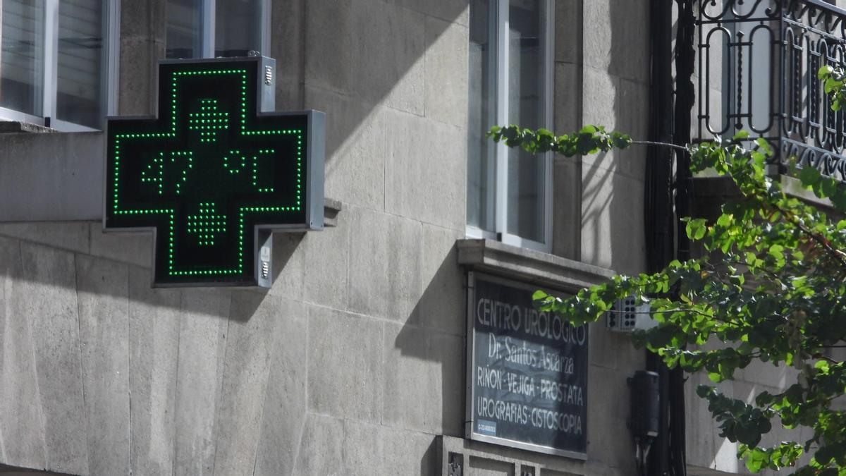 Termometro en una farmacia de Ourense, este lunes.