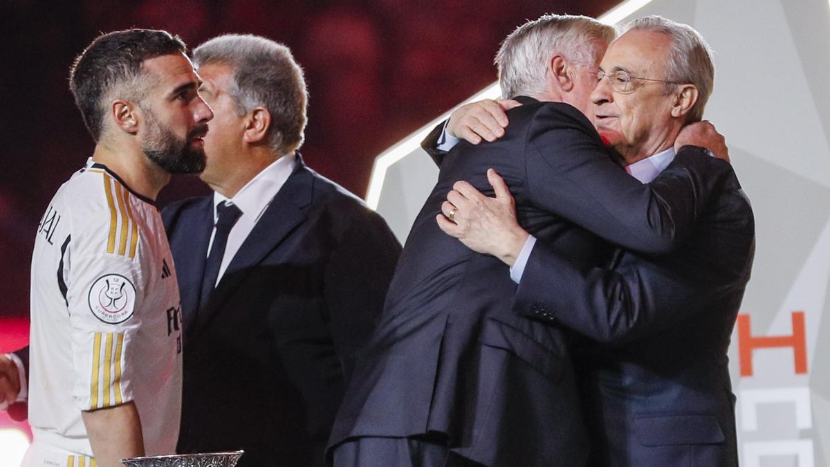 Laporta, ante Carvajal mientras Florentino abraza a Ancelotti tras el triunfo del Madrid en la final de la Supercopa de España.