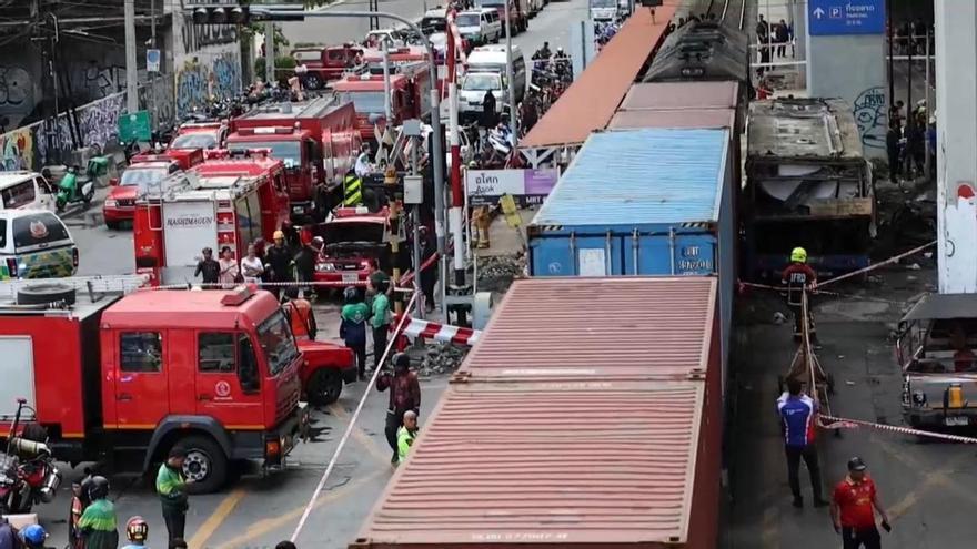 Al menos 8 muertos y 25 heridos tras choque de tren y autobús que se incendió en Bangkok