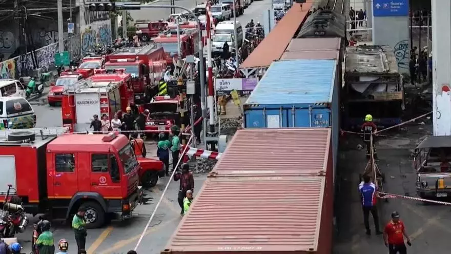 Al menos 8 muertos y 25 heridos tras choque de tren y autobús que se incendió en Bangkok