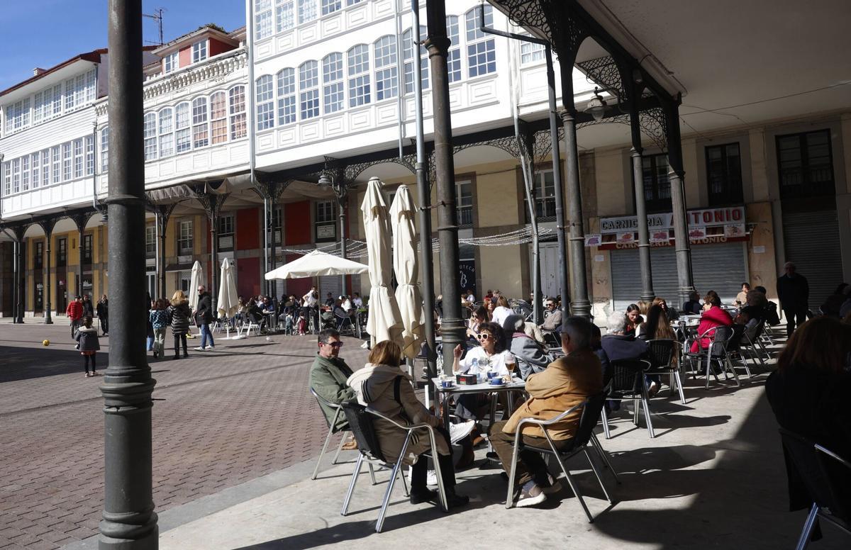 En imágenes: El sol llena las terrazas de Avilés tras el frío invierno.