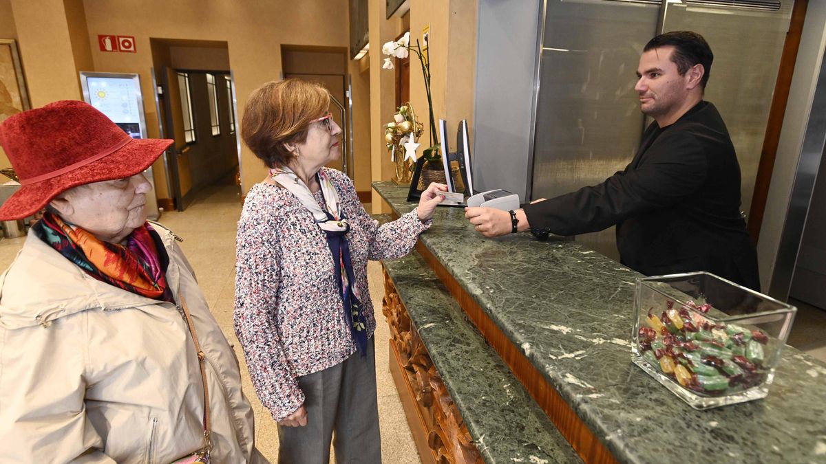 Dos turistas cumplimentando los datos para el nuevo registro en un hotel de Vigo, ayer.