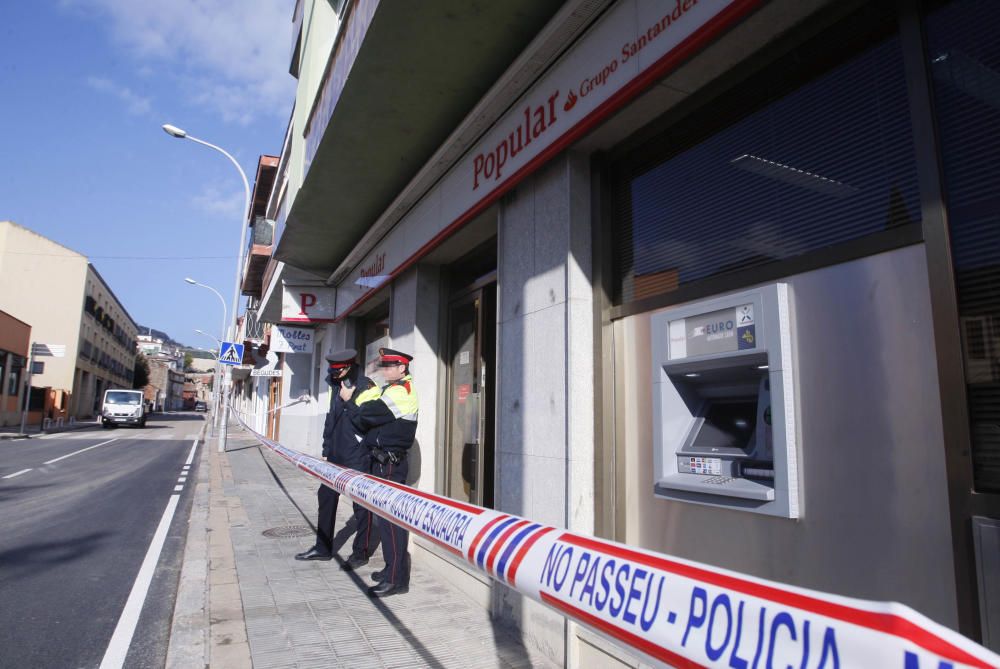 Un home atraca a punta de pistola un banc de la Cellera de Ter