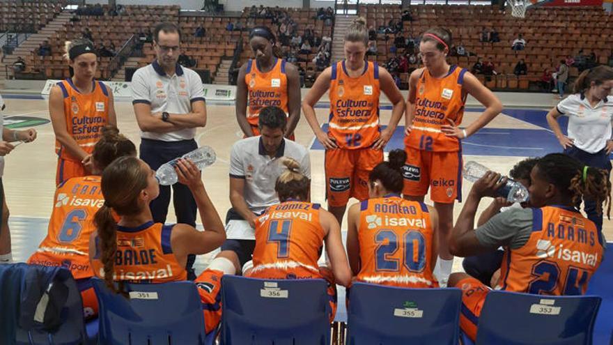 Rubén Burgos, dando instrucciones a sus jugadoras.