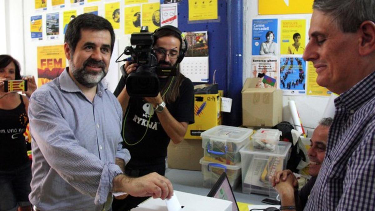 Jordi Sànchez introduce su voto durante la consulta interna de la ANC, este sábado.