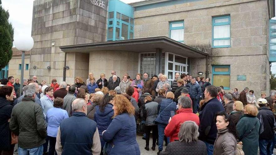 Los usuarios reunidos en torno al centro de Anafáns. // R.V.