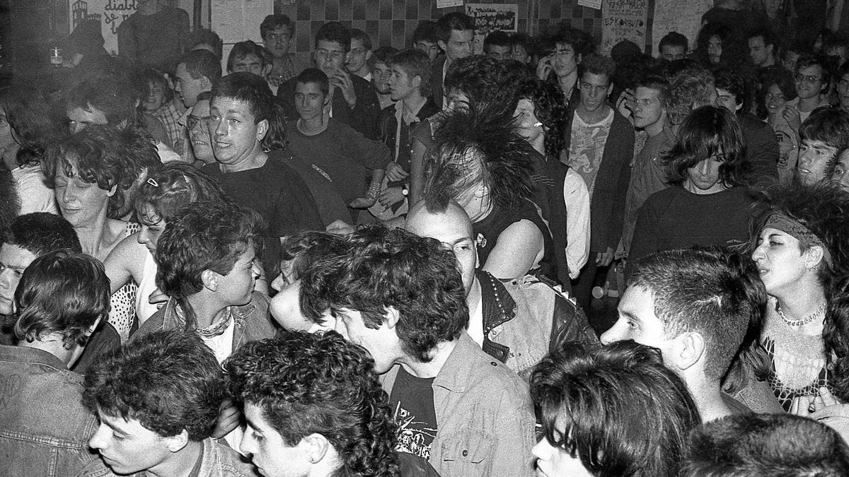 Asistentes a un concierto de Skatalà, en 1986