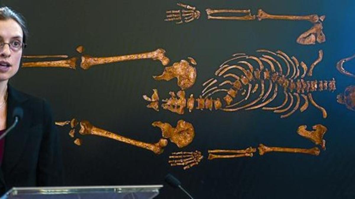 La osteóloga de la Universidad de Leicester Jo Appleby, ayer, mientras muestra la imagen del esqueleto del rey Ricardo III.