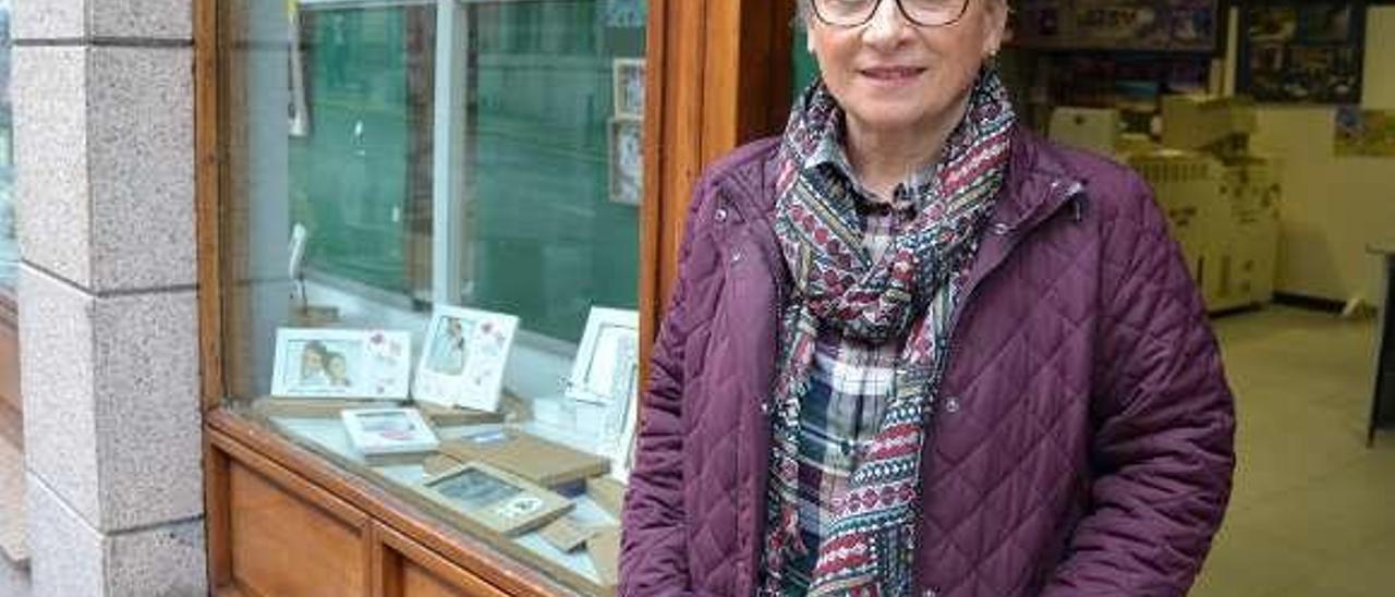 Julia Gudín, ayer, en su tienda de Luarca.