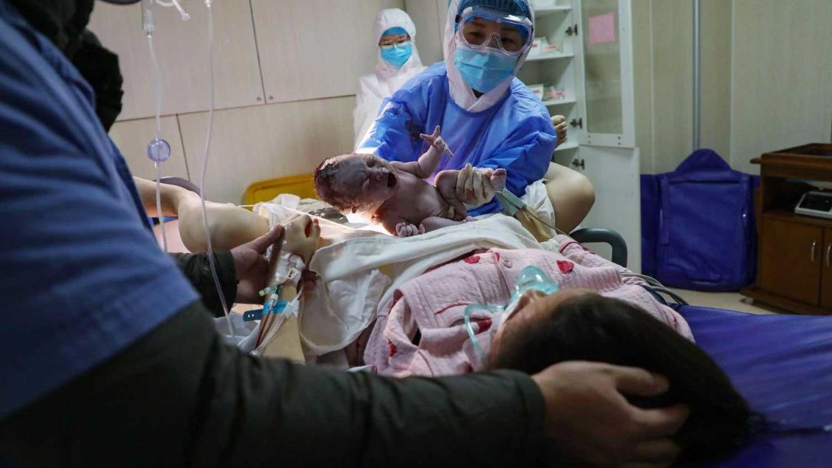 Una mujer da a luz en un hospital de Wuhan (Hubei, China) YUAN ZHENG / EFE