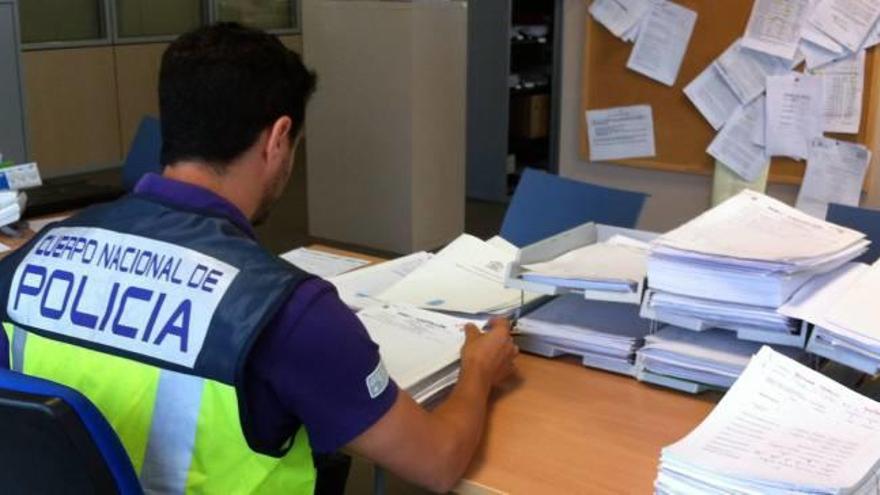 Un agente de la Policía Nacional de Castelló analizando documentación, en una foto de archivo.