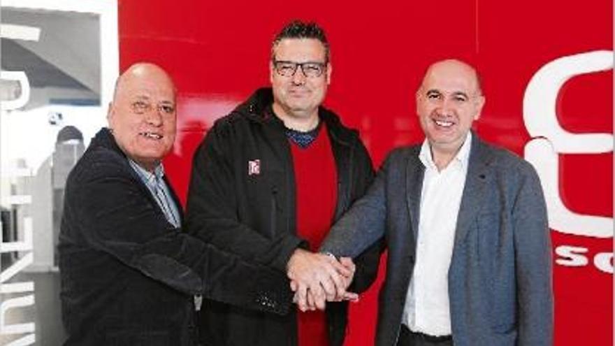 Xavi Fernández, entre el president de l&#039;Uni, Llorenç Biargé, i el director general de Citylift, Cayetano Pérez.