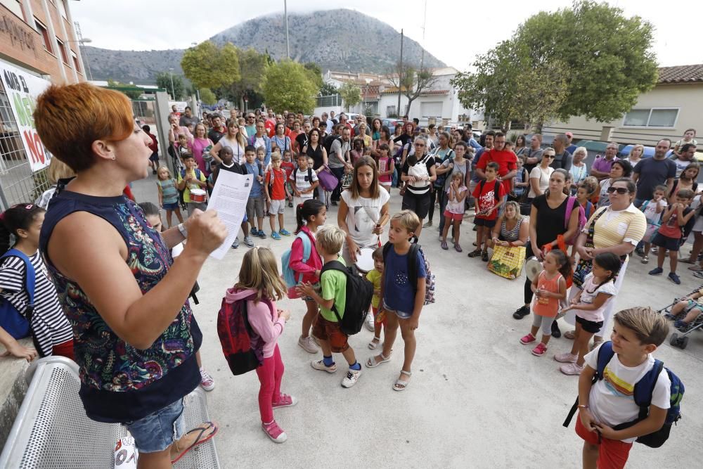 Protesta per reclamar la gestió del menjador escolar a Torroella de Montgrí