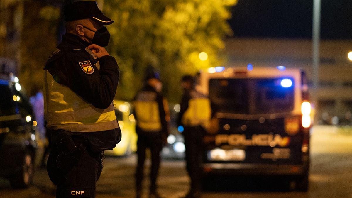 Agentes de la Policía Nacional durante un servicio de madrugada en Córdoba. Imagen de archivo.