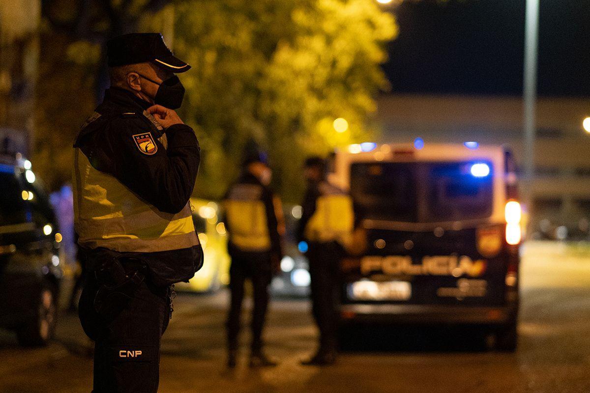 Agentes de la Policía Nacional durante un servicio de madrugada en Córdoba. Imagen de archivo.