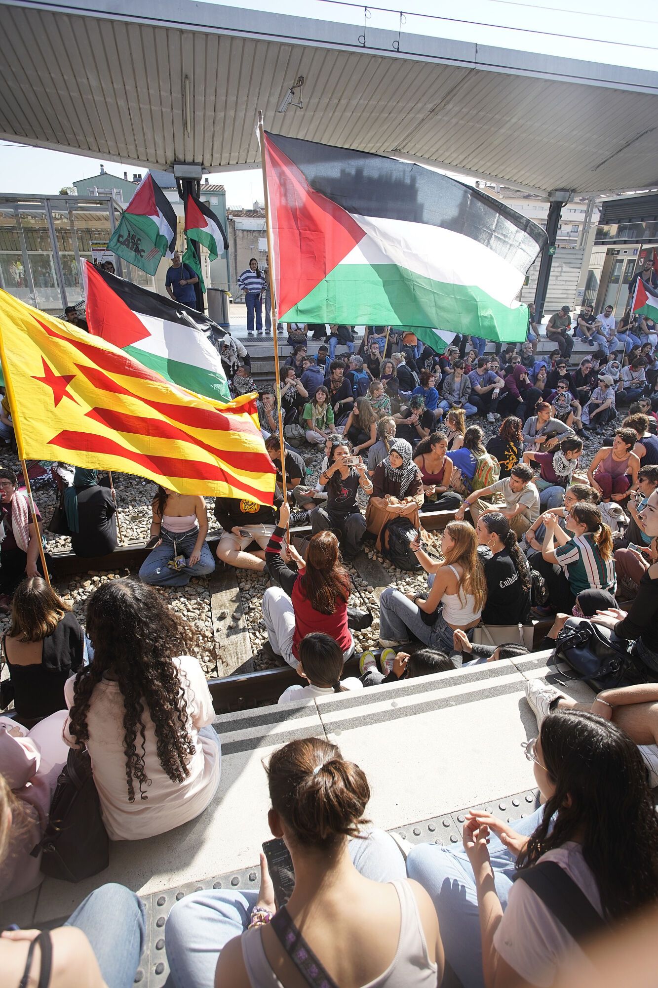 Girona estació tren convencional vies tallades manifestació propalestina intersindical