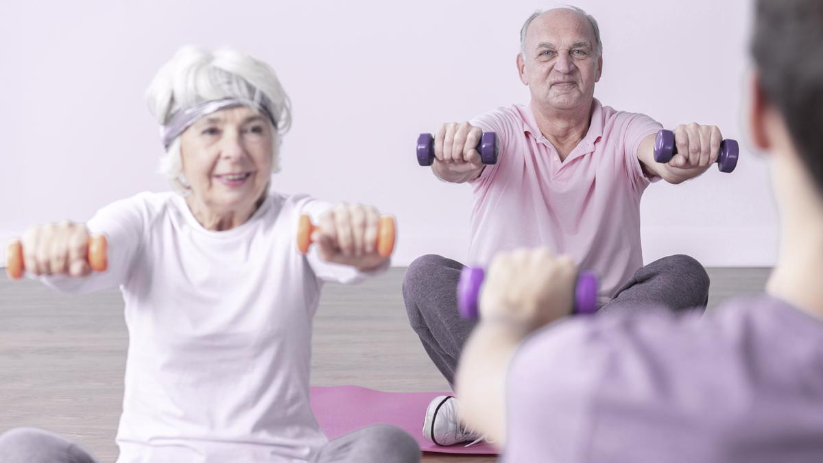 Dos abuelos haciendo deporte