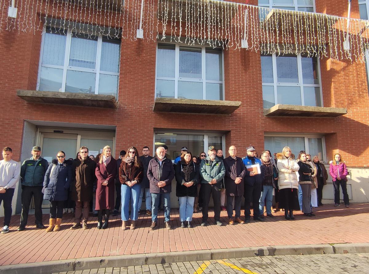 Concentración a las puertas de la sede administrativa del Ferial para guardar un minuto de silencio por las víctimas.