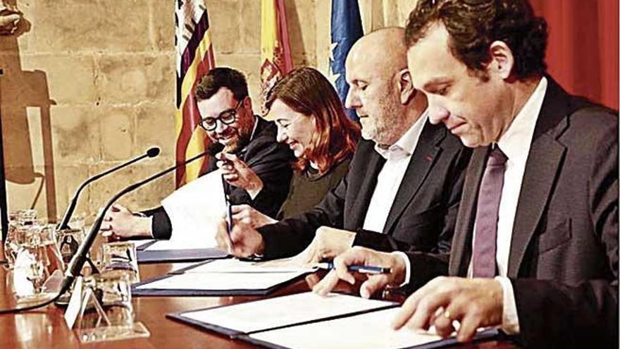 Noguera, Armengol, Ensenyat y Pons, en la firma del convenio.