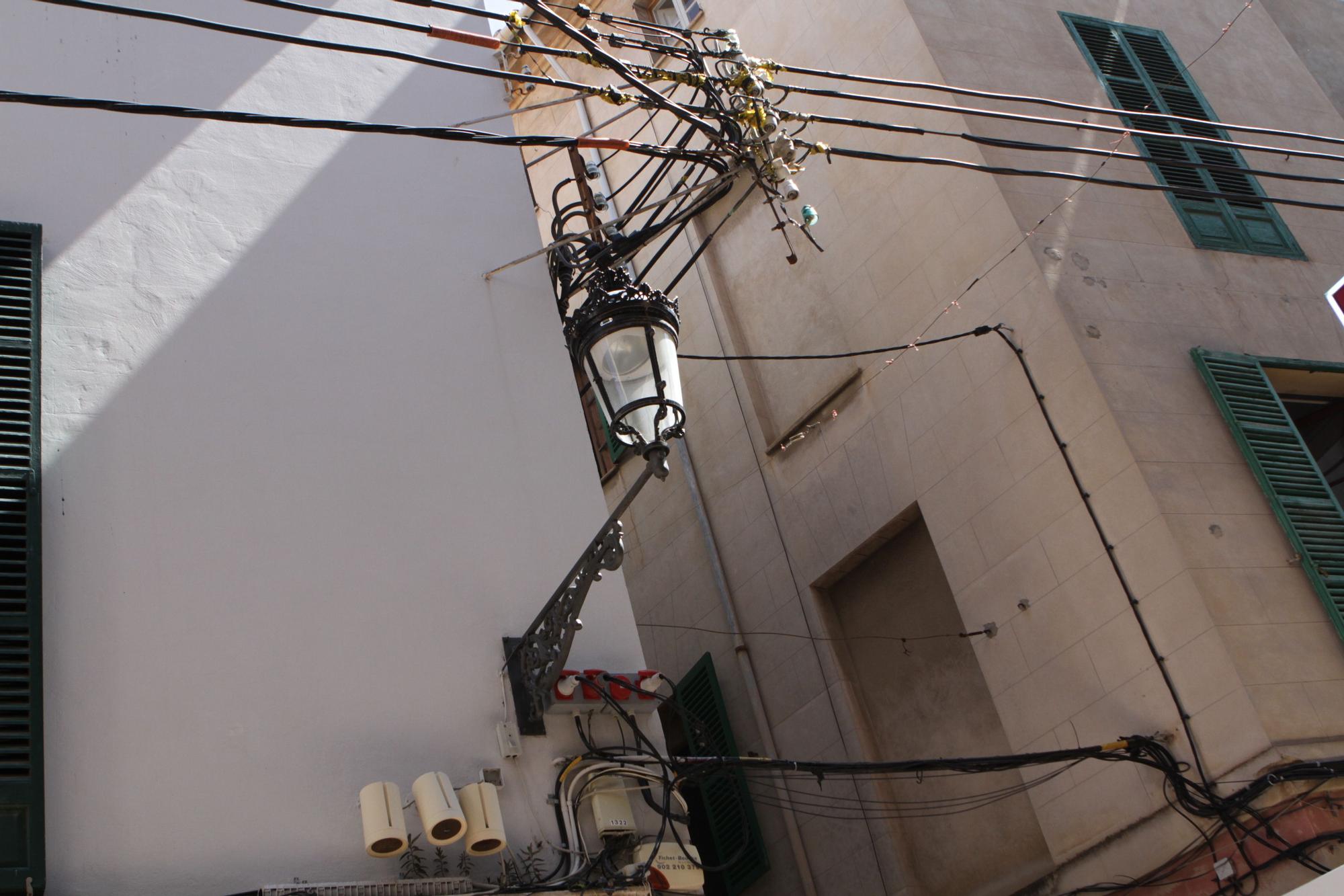 Fast schon typisch: Stromkabel prägen das Stadtbild in Palma de Mallorca.