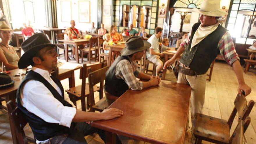 Un momento del espectáculo dentro del bar, con los turistas al fondo. | sergio pérez