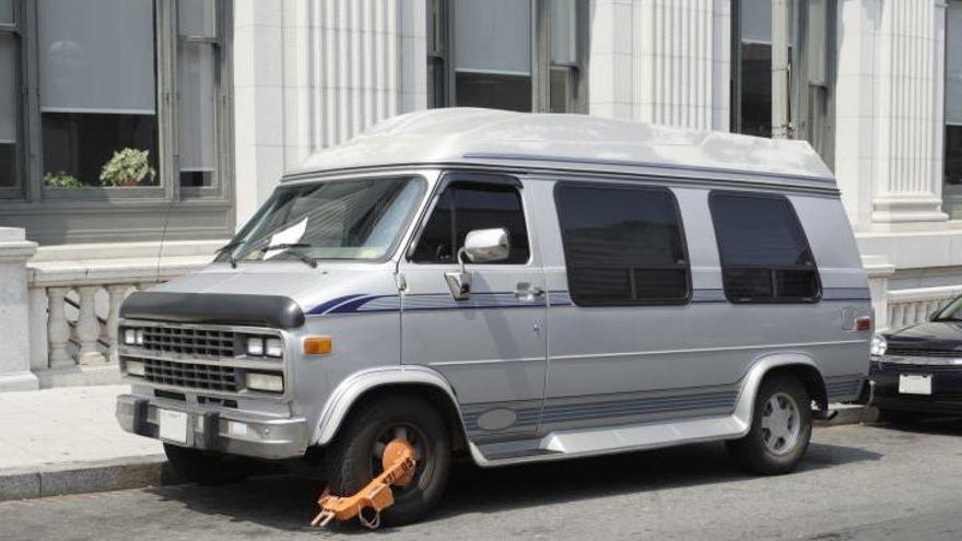 Una furgoneta Kombi, con el cepo en la rueda. // Getty Images