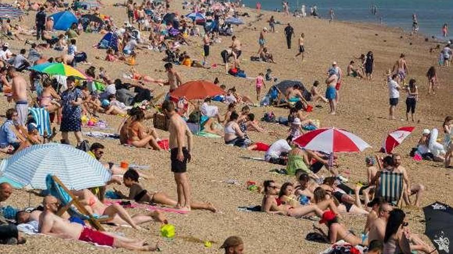 Bañistas en una playa del sur de Inglaterra, ayer.