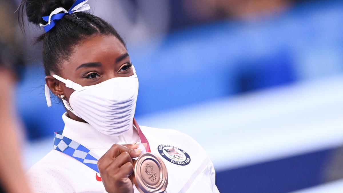 Simone Biles luciendo la medalla de bronce.