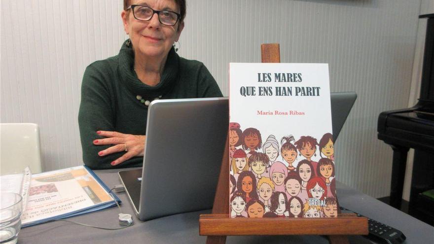 Maria Rosa Ribas, amb el llibre que presenta