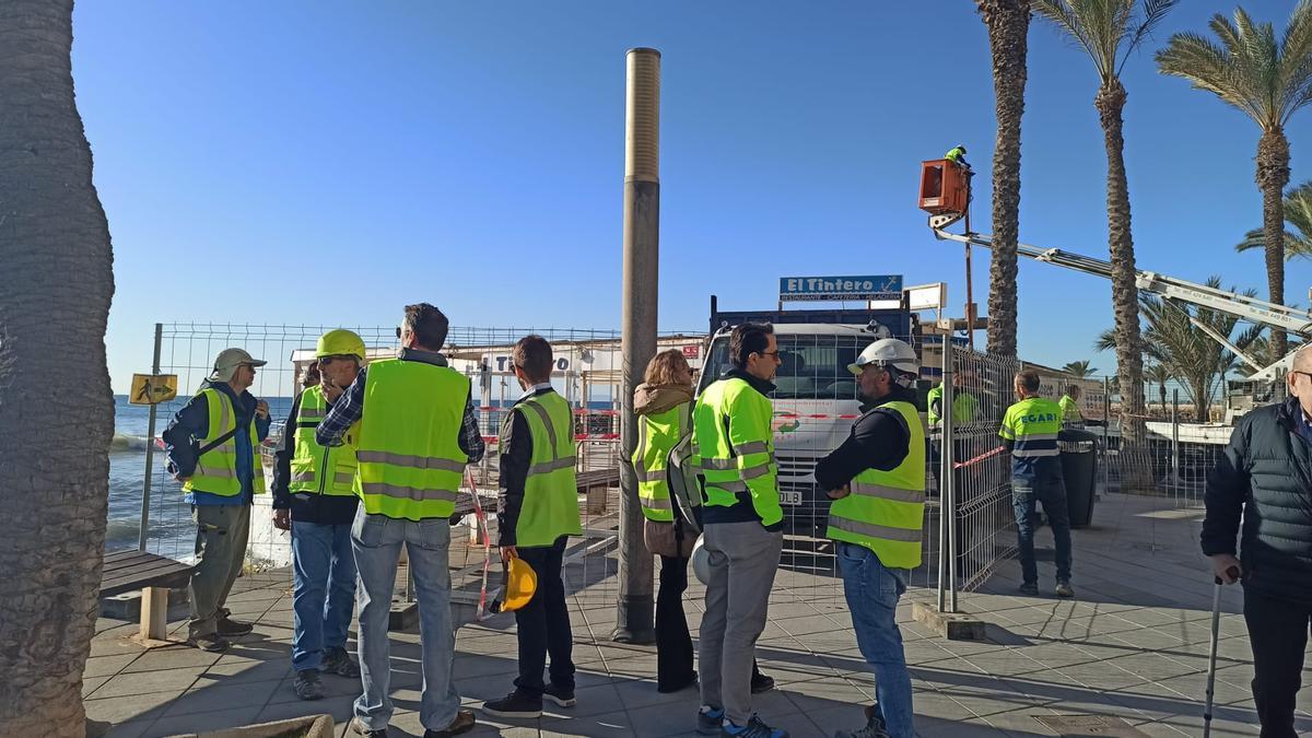 Funcionarios de Costas contemplan el desmontaje de la marquesina del kiosco en primera línea