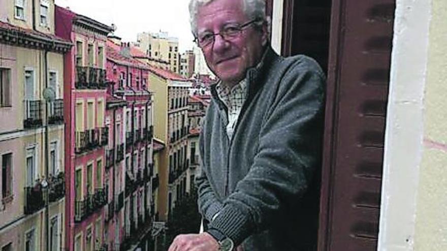 Jorge Martínez Reverte, en su casa de Madrid. / I. B.