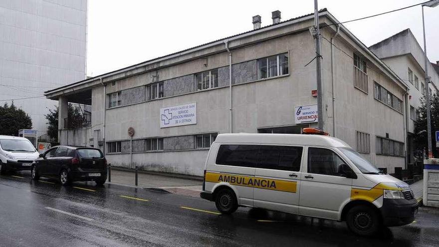 El BNG propone estudiar la posibilidad de radicar la residencia en el actual ambulatorio. //Bernabé/Javier Lalín