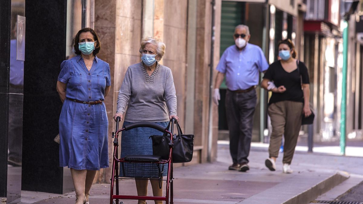 Neighbors of Elche walk protected with masks Neighbors of Elche walk protected with masks