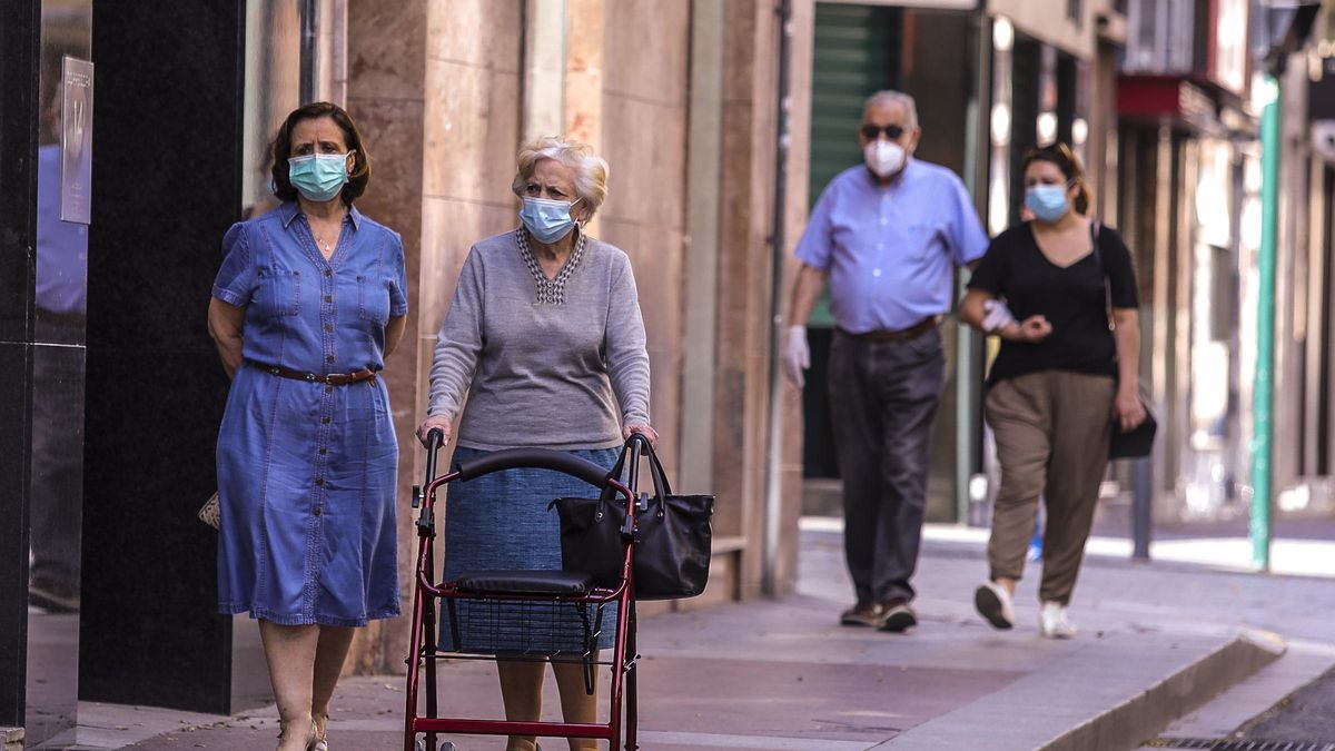 Vecinos de Elche pasean protegidos con mascarillas