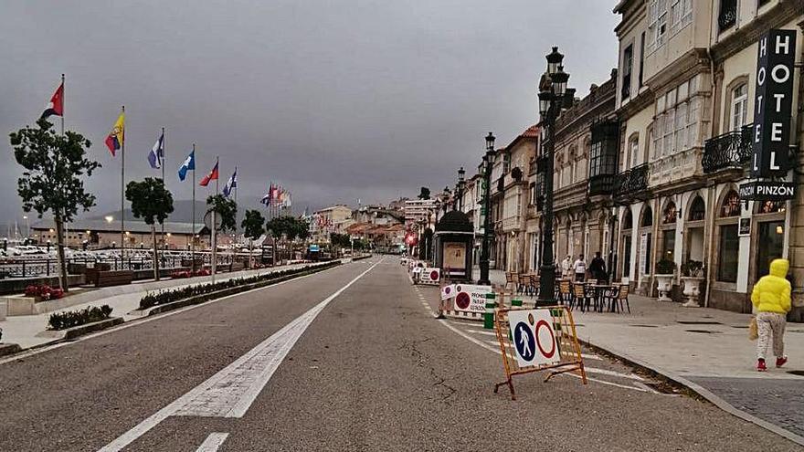 La calle Elduayen con la señalización de cierre al tráfico.