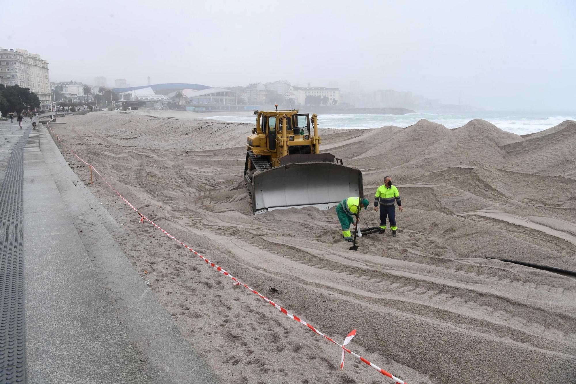 La duna invernal de Riazor recobra su forma