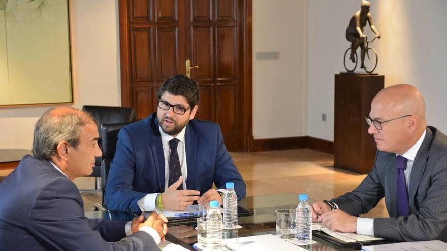 Fernando López Miras (c) y Juan Hernández (d) con el presidente de Ucomur (i).