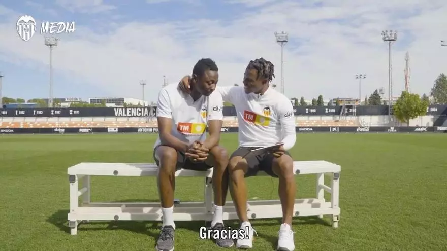 Umar Sadiq y Largie Ramazani comentan sus goles ante el Levante