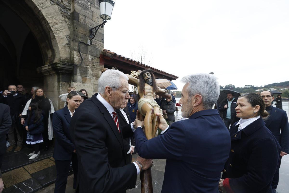 EN IMÁGENES: El cardenal Artime preside la fiesta del Socorro en Luanco, junto al Arzobispo y con la presencia de Adrián Barbón